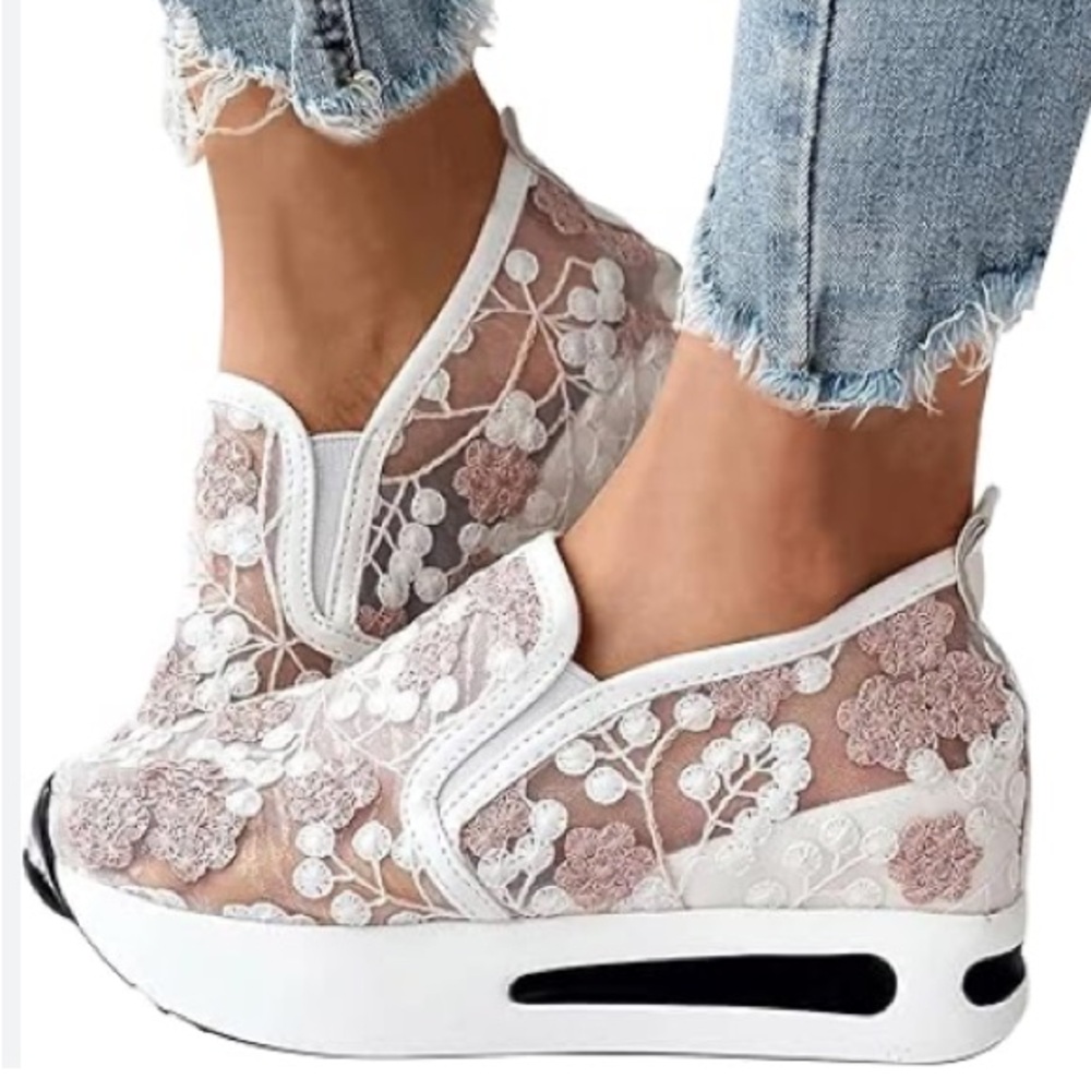 NWOT Sexy but Comfy! Beautiful Details Women’s Mesh Chunky Sneakers Sz 41 US 9.5